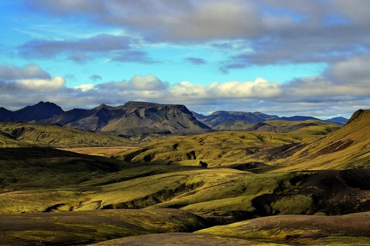 Monta&ntilde;as desnudas y salvajes del paisaje volc&aacute;nico de Islandia, (Iceland).