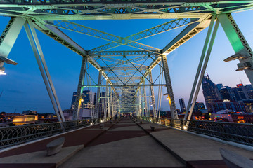Fototapeta na wymiar Nashville bridge at dusk