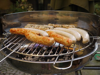 Verschiedene Bratwurstsorten auf dem Grill