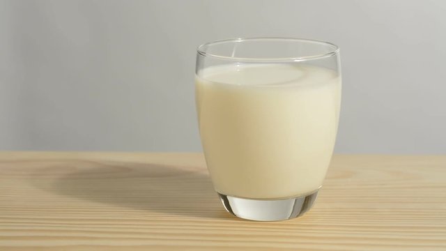 Vaso de leche en la mesa