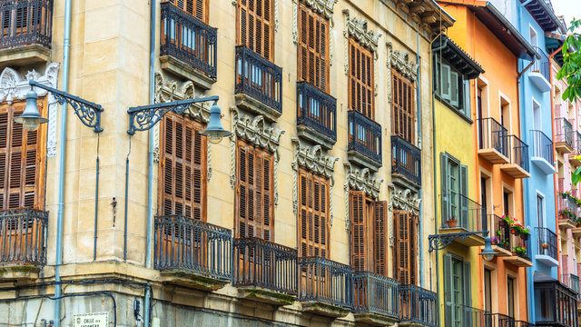 Historische H&auml;user und Fassaden in der Altstadt von Pamplona