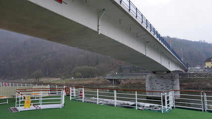 Flusskreuzfahrt auf der Donau im Frühjahr bei leichtem Nebel