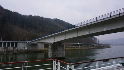 Flusskreuzfahrt auf der Donau im Frühjahr bei leichtem Nebel