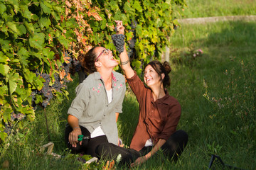 girls cutting the grapes during harvesting time