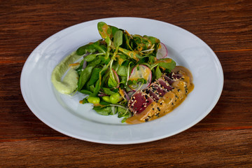 Tuna salad with beans