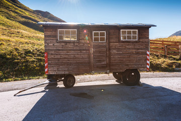 Alter hözerner Bauwagen abgestellt in den Alpen, Österreich