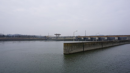 Fototapeta na wymiar Schleuse, Donau, Österreich von einem Flusskreuzfahrtschiff