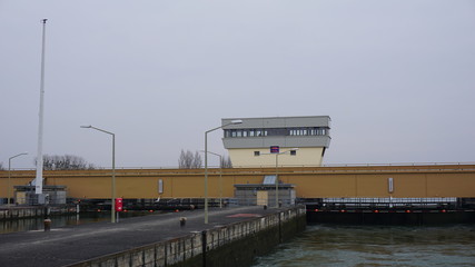 Fototapeta na wymiar Schleuse, Donau, Österreich von einem Flusskreuzfahrtschiff