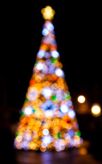 choinka świąteczna na święta bożego narodzenia z efektem bokeh. Kolorowe lampki świąteczne,...