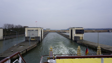Schleuse, Donau, Österreich von einem Flusskreuzfahrtschiff