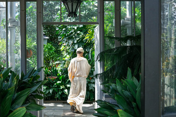 An artist between plants