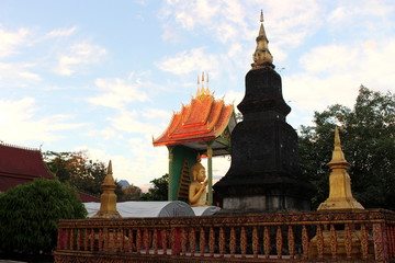 Fototapeta premium Vang Vieng, Laos - December 31, 2015 : Wat That Temple, Vang Vieng