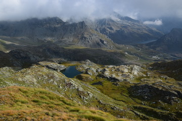 Fototapeta premium Valle d'Aosta - Lago Verde di Gressoney e Lago Gabiet nella salita sul Monte Rosa 