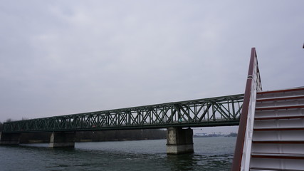 Brücken über der Donau zwischen Passau in Bayern und Wien im Frühling