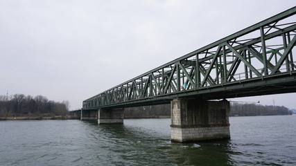 Brücken über der Donau zwischen Passau in Bayern und Wien im Frühling