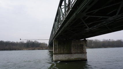 Fototapeta premium Brücken über der Donau zwischen Passau in Bayern und Wien im Frühling