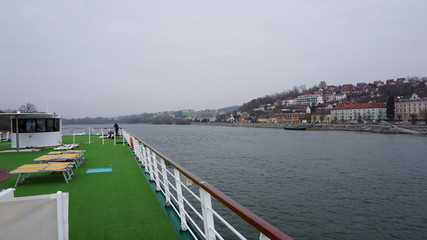 Fototapeta premium Flusskreuzfahrt auf der Donau zwischen Wien und Linz, Richtung Passau