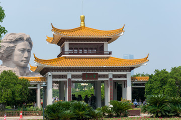 Building in Juzhou Park near the statue of Mao Zedong - obrazy, fototapety, plakaty