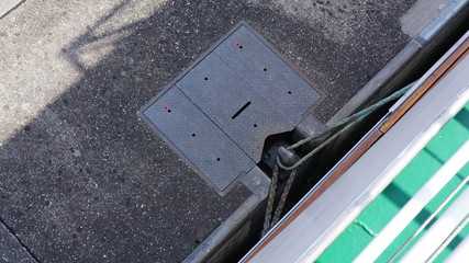 Fototapeta premium Schleuse in der Donau, zwischen Wien und Linz Österreich von einem Flusskreuzfahrtschiff Flussaufwärts Richtung Passau