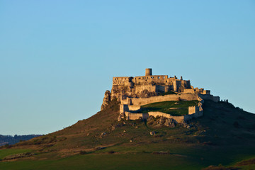 Obraz premium A southwestern view of the Spis castle in the evening in early spring with clear sky