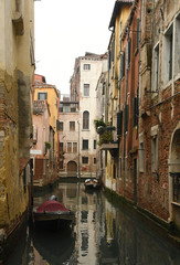 Fototapeta na wymiar Kleiner Kanal in Venedig mit alten Häusern