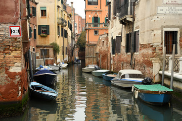 Obraz na płótnie Canvas Kleiner Kanal in Venedig mit alten Häusern