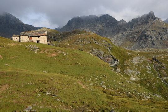 Valle d'Aosta- vecchie stalle nell'alta valle di Gressoney
