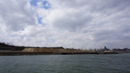Linz an der Donau, Industriehafen und Brücken, fotografiert von einem Flusskreuzfahrtschiff im Frühjahr