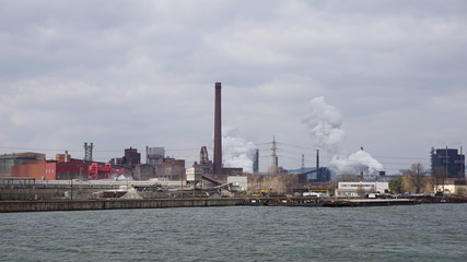 Linz an der Donau, Industriehafen und Brücken, fotografiert von einem Flusskreuzfahrtschiff im...