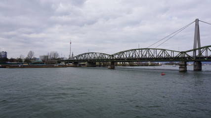 Obraz premium Linz an der Donau, Industriehafen und Brücken, fotografiert von einem Flusskreuzfahrtschiff im Frühjahr