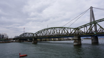 Linz an der Donau, Industriehafen und Brücken, fotografiert von einem Flusskreuzfahrtschiff im Frühjahr