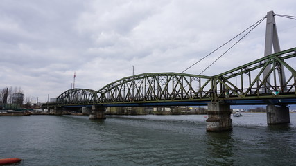Fototapeta na wymiar Linz an der Donau, Industriehafen und Brücken, fotografiert von einem Flusskreuzfahrtschiff im Frühjahr