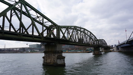 Fototapeta na wymiar Linz an der Donau, Industriehafen und Brücken, fotografiert von einem Flusskreuzfahrtschiff im Frühjahr