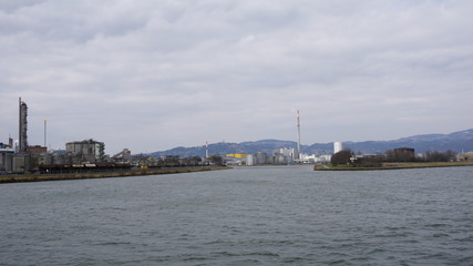 Naklejka premium Linz an der Donau, Industriehafen und Brücken, fotografiert von einem Flusskreuzfahrtschiff im Frühjahr