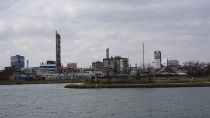 Linz an der Donau, Industriehafen und Br&uuml;cken, fotografiert von einem Flusskreuzfahrtschiff im Fr&uuml;hjahr