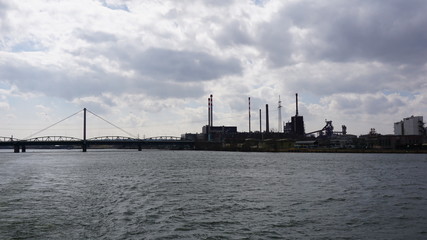 Obraz premium Linz an der Donau, Industriehafen und Brücken, fotografiert von einem Flusskreuzfahrtschiff im Frühjahr