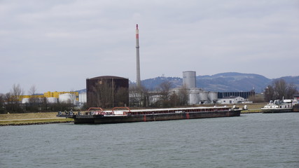 Fototapeta premium Linz an der Donau, Industriehafen und Brücken, fotografiert von einem Flusskreuzfahrtschiff im Frühjahr