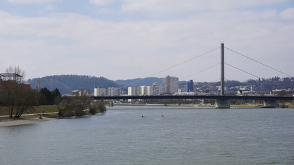 Obraz premium Linz, Donau, Österreich, Brücken und Brückenpfeiler, fotografiert von eine Flusskreuzfahrtschiff