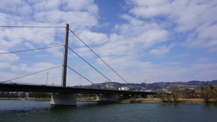 Fototapeta na wymiar Linz, Donau, Österreich, Brücken und Brückenpfeiler, fotografiert von eine Flusskreuzfahrtschiff