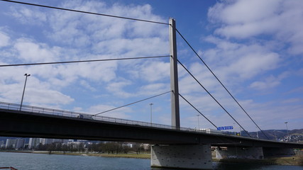 Linz, Donau, Österreich, Brücken und Brückenpfeiler, fotografiert von eine Flusskreuzfahrtschiff
