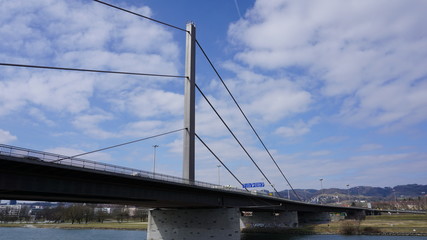 Linz, Donau, Österreich, Brücken und Brückenpfeiler, fotografiert von eine Flusskreuzfahrtschiff