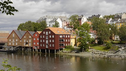 Fototapeta na wymiar Blick auf den historischen Kanalhafen und die Altstadt Bakklandet, Trondheim, Norwegen