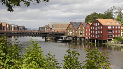 Obraz premium Blick auf den historischen Kanalhafen und die Altstadt Bakklandet, Trondheim, Norwegen