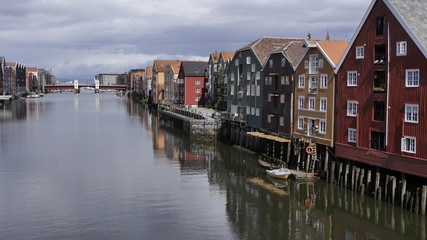 Fototapeta na wymiar Blick auf den historischen Kanalhafen und die Altstadt Bakklandet, Trondheim, Norwegen