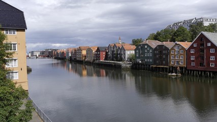 Blick auf den historischen Kanalhafen und die Altstadt Bakklandet, Trondheim, Norwegen