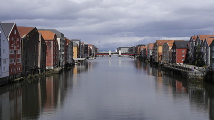 Fototapeta premium Blick auf den historischen Kanalhafen und die Altstadt Bakklandet, Trondheim, Norwegen