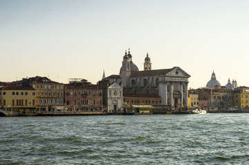 Fototapeta na wymiar Vista desde los canales de Venecia