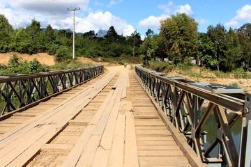 Obraz premium The wooden bridge for crossing the River in Vang Vieng