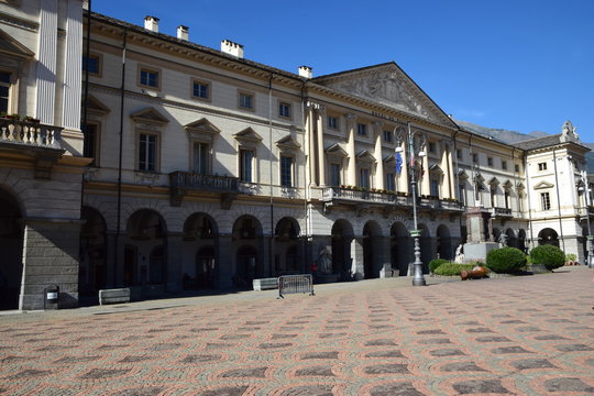 Aosta - Piazza Émile Chanoux e il municipio