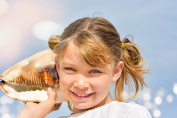 adorable enfant jouant avec un coquillage